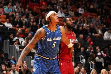 星空体育-单节狂轰40-20逆转！魔术三叉戟80分四杀热火 班凯罗31+12